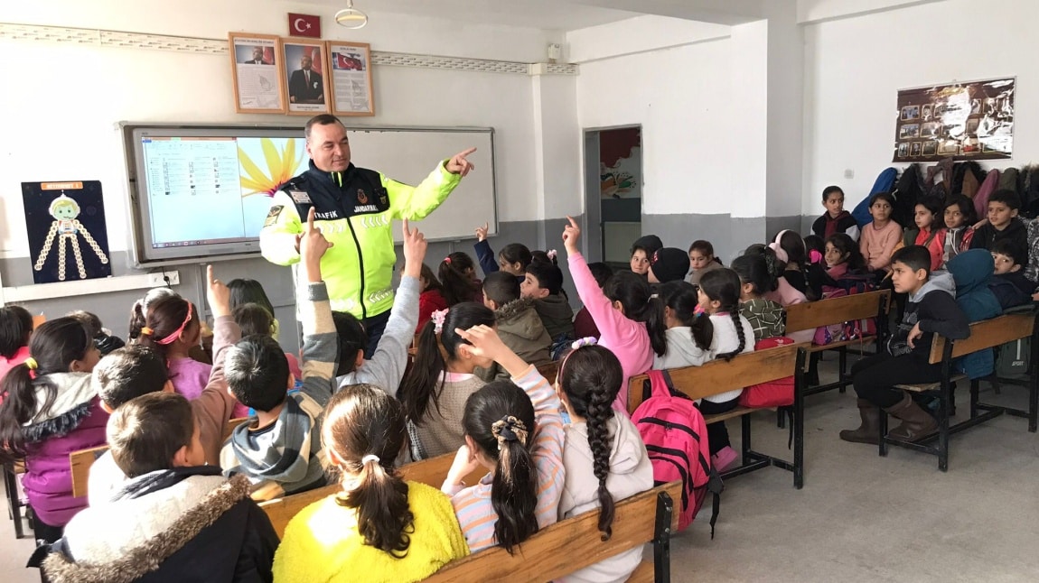 Ağrı Merkez İlçe Jandarma Komutanlığı tarafından öğrencilere Trafik Eğitimi Semineri verildi.